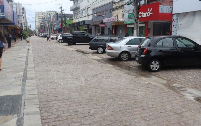 Antes da liberação da via, estacionamento segue oblíquo no trecho da terceira quadra