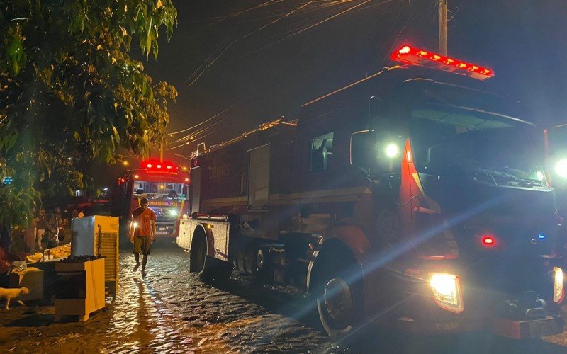 Incêndio consumiu casa na Rua Sebastião Fernandes de Lima em Novo Hamburgo