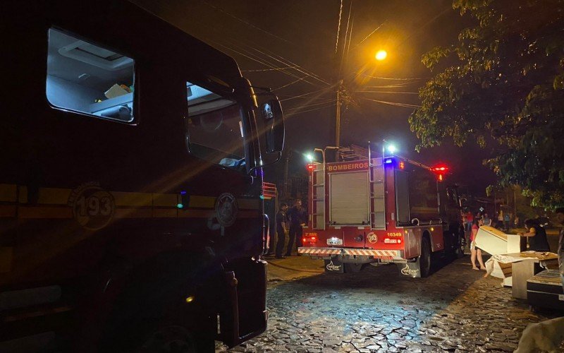 Incêndio consumiu casa na Rua Sebastião Fernandes de Lima em Novo Hamburgo