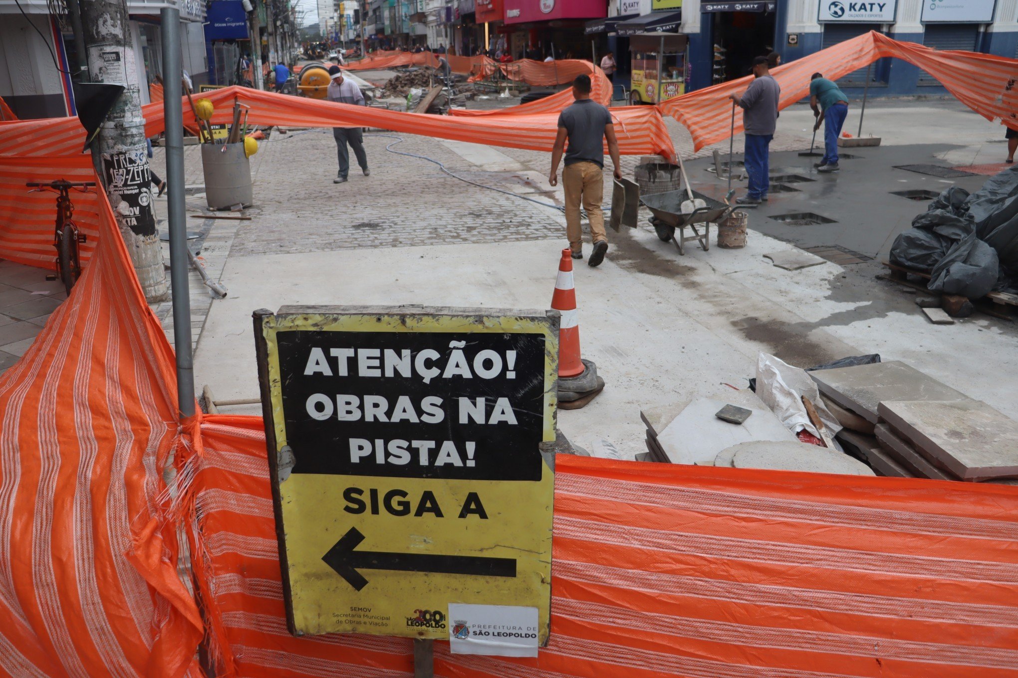 Chuva atrasa obra e liberação de quadra da Rua Independência