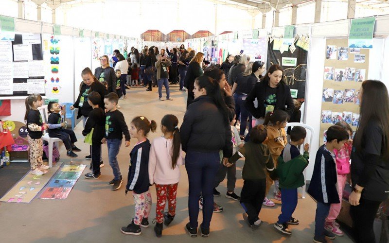 O Parque Assis Brasil estava lotado no primeiro dia da feira, nesta quinta-feira