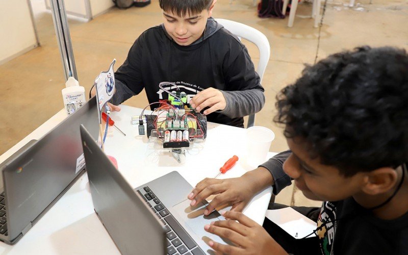 Feira Municipal de Ciências e Ideias reúne centenas de estudantes no Parque Assis Brasil