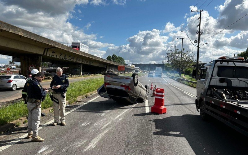 BR-116: Motorista perde controle da direção e capota carro em Esteio | abc+