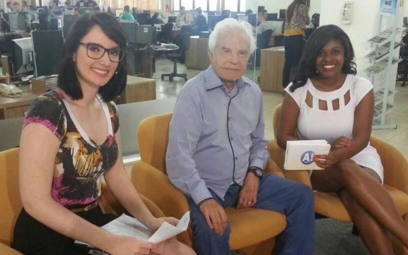 Passagem de Cid Moreira pela redação do Jornal NH; na foto, as jornalistas Raquel Reckziegel e Bruna Quadros  | abc+