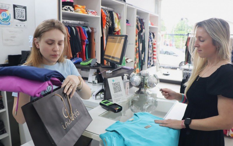 Compras em lojas físicas garantem que o consumidor saia com o produto na hora | abc+