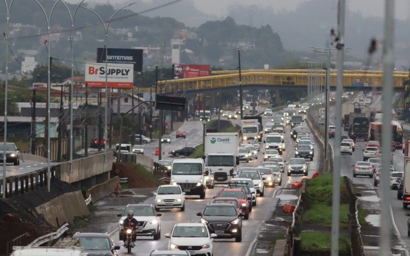 Falta de sinalização na pista e afunilamento para a travessia da ponte velha ainda impactam o fluxo de veículos na BR-116, em São Leopoldo | abc+