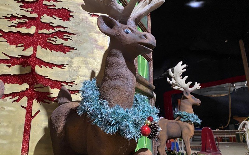 Montagem dos carros alegóricos e fantasias do Grande Desfile de Natal