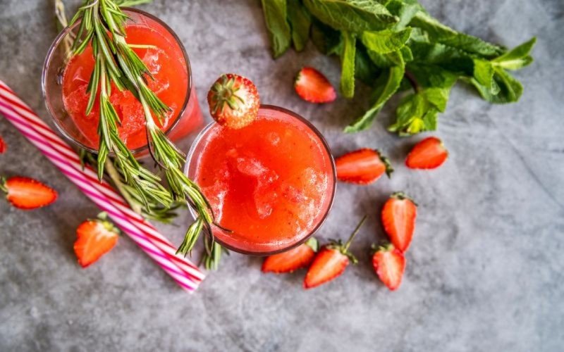 Aprenda a fazer o suco de tomate com manjericão e morango | abc+