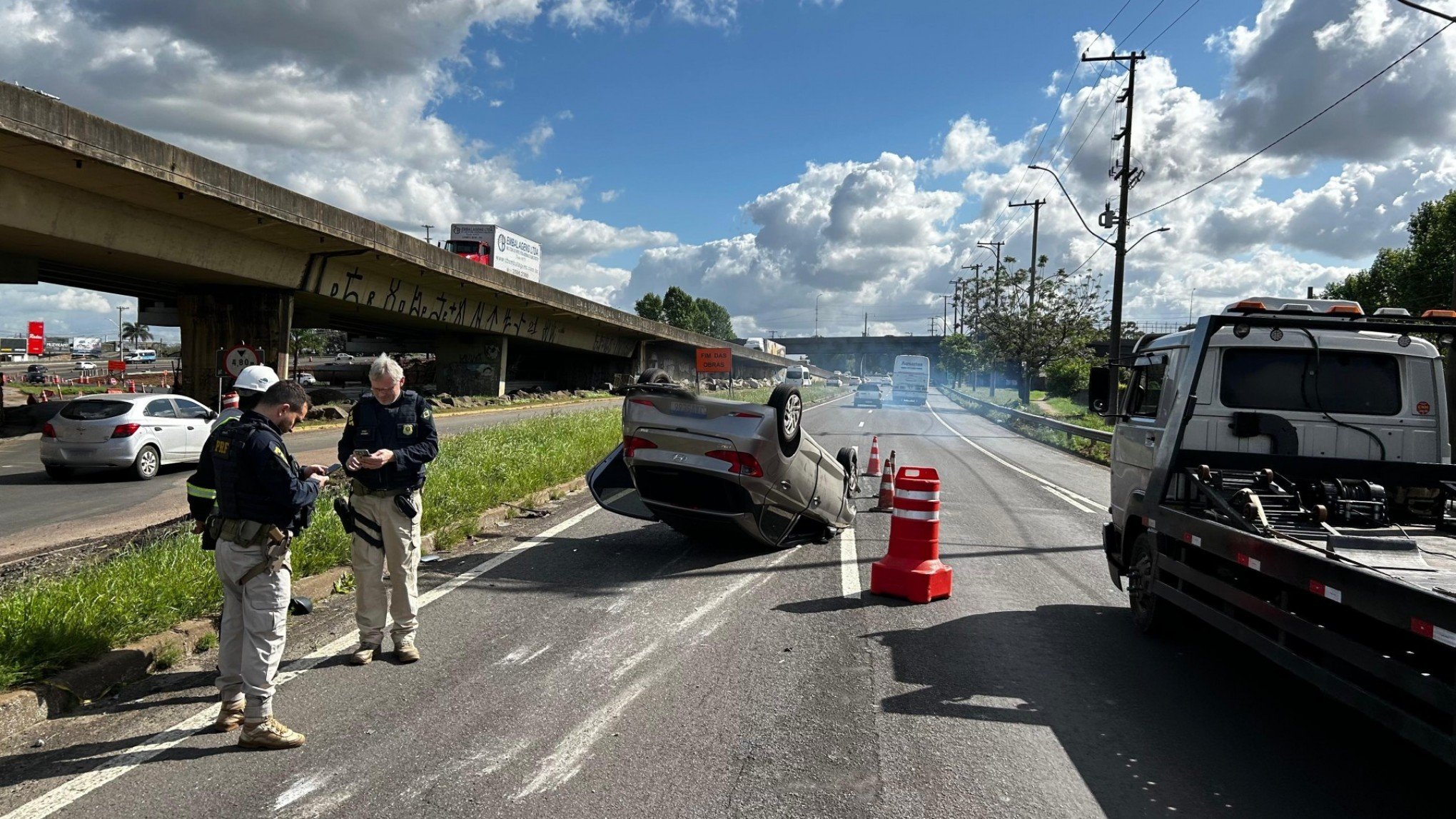 BR-116: Motorista perde controle da direção e capota carro em Esteio