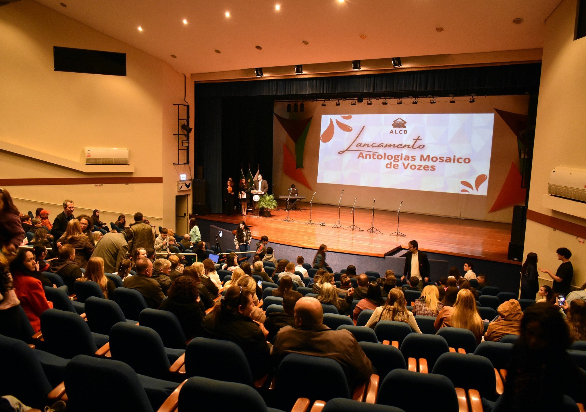 Associação Literária de Campo Bom promove noite cultural por seu primeiro aniversário