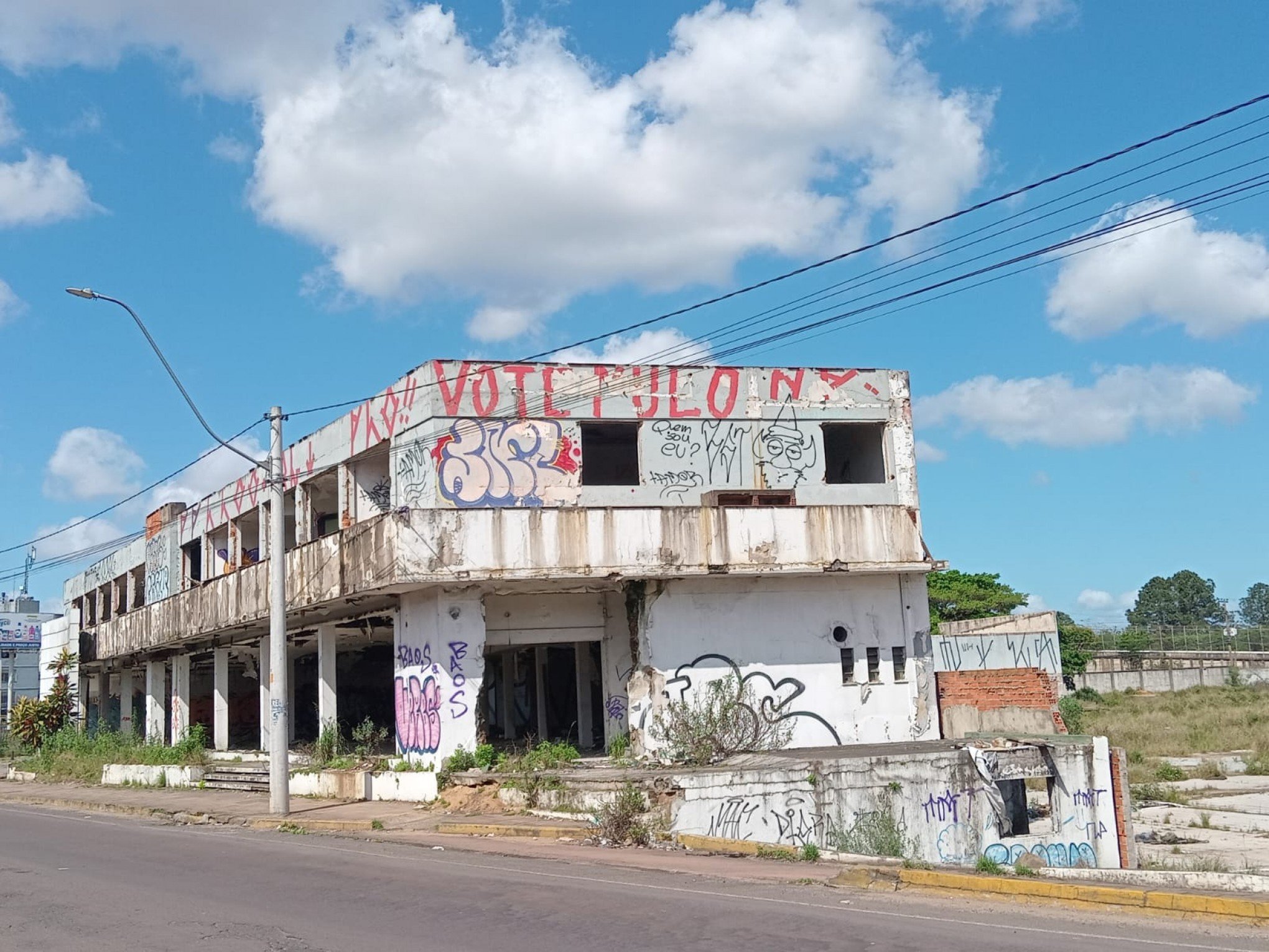 Antigo prédio da Metrovel em Canoas volta a ter circulação de usuários de drogas