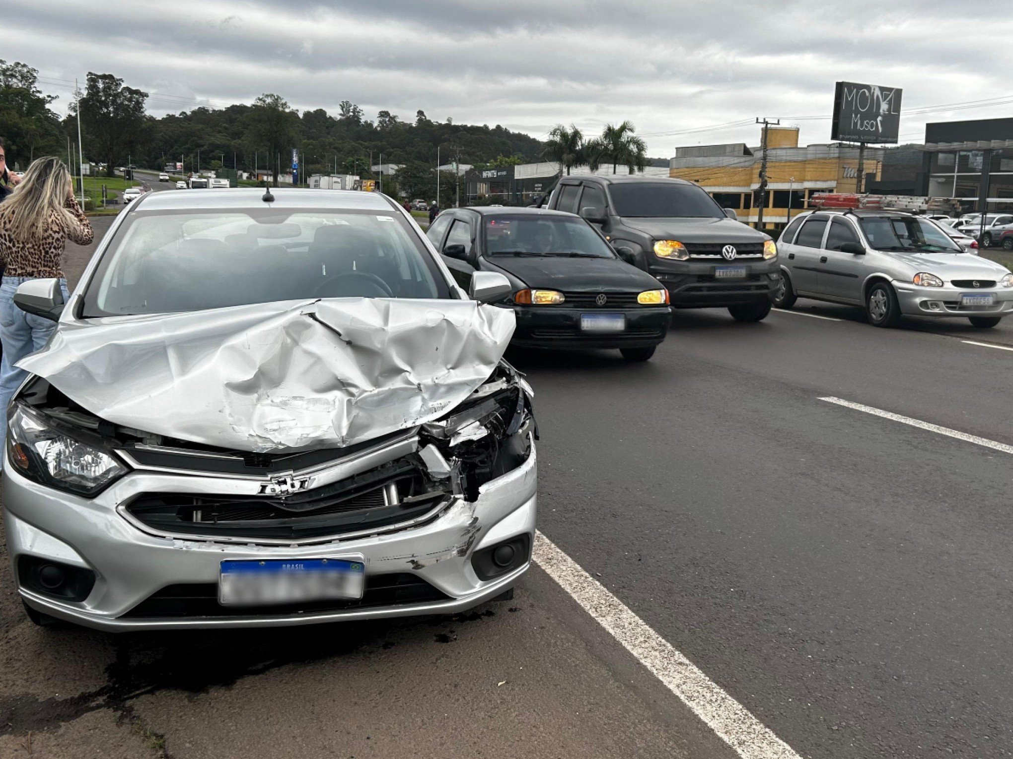 RS-239: Carro tem frente destruída em colisão traseira na rodovia