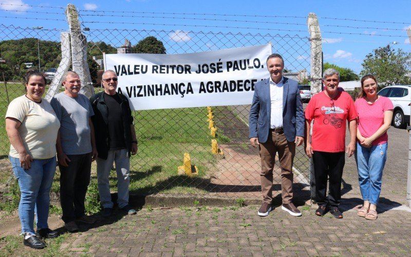 Vizinhos da Feevale externam agradecimento com faixa ao reitor José Paulo da Rosa | abc+