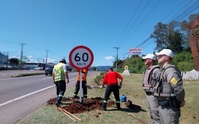 Comando Rodoviário acompanhou troca de placas na RS 239 em Sapiranga  com velocidade máxima permitida de 60 km entre os quilômetros 25 a 28 | abc+