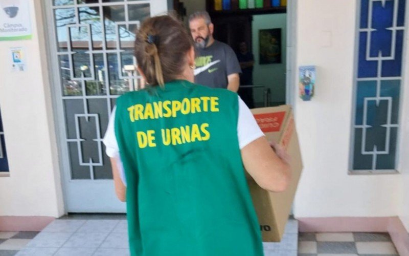 Distribuição de urnas eletrônicas no Campus 1 da Universidade Feevale, em Novo Hamburgo