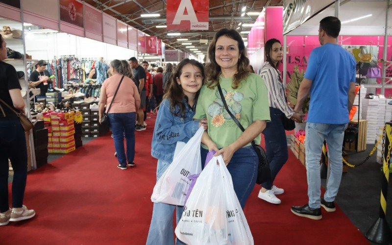 Daniela e Luísa na Feira da Loucura por Sapatos de Novo Hamburgo  | abc+