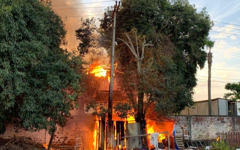 Barraca foi engolida pelas chamas na tarde deste sábado (5), em Novo Hamburgo | abc+