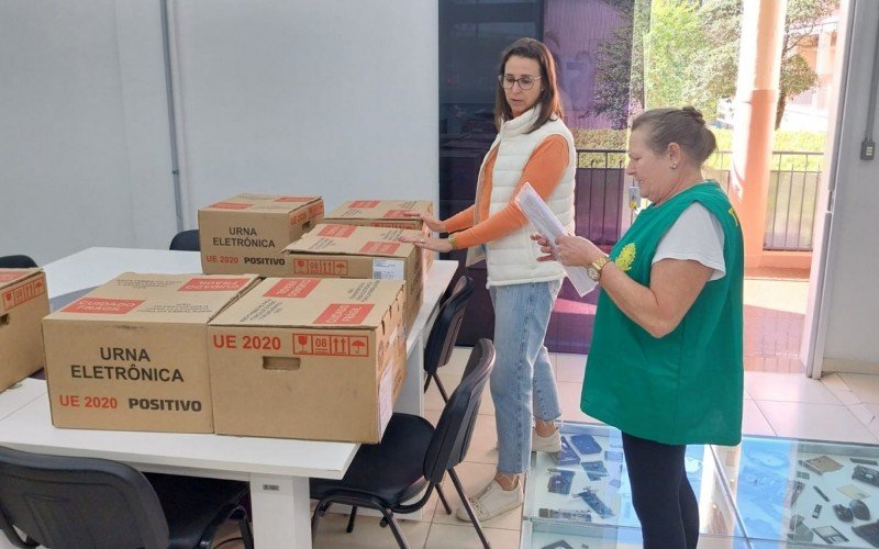 Distribuição de urnas eletrônicas no Campus 1 da Universidade Feevale, em Novo Hamburgo