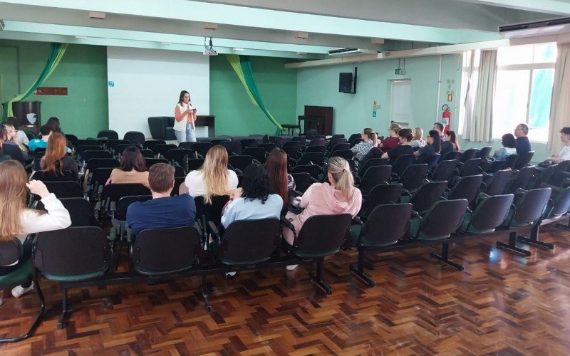 Mesários receberam orientações e iniciam montagem das urnas no Campus 1 da Universidade Feevale 