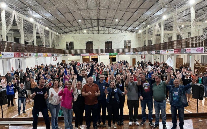 Airton Bohn e vice-prefeita Sônia Feldmann em comemoração com eleitores | abc+