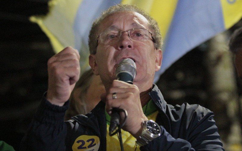 O candidato Airton Souza (PL) celebrou resultado neste domingo (6)