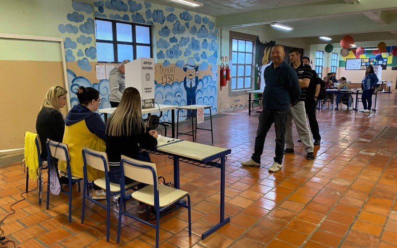 Movimentação das eleições na Escola Estadual Santos Dumont, em Gramado