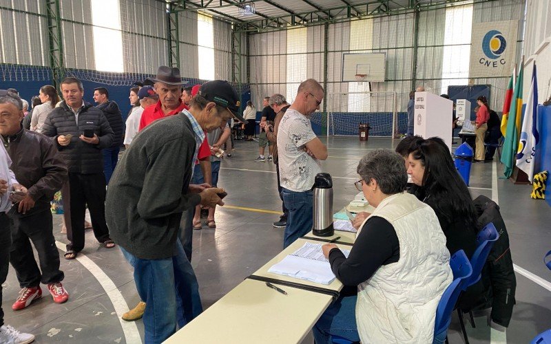 Movimentação das eleições no Colégio Cnec, em Gramado