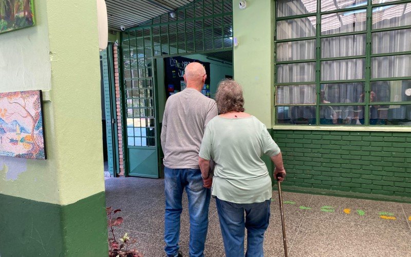 Casal de idosos faz questão de vir em todas as eleições municipais