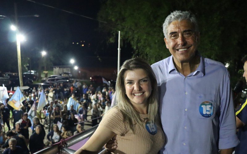 Comemoração do prefeito eleito em Campo Bom Giovani Feltes com sua vice Gênifer Engers | abc+