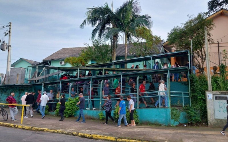 Escola Senador Salgado Filho registrou longa fila logo no começo da manhã | abc+