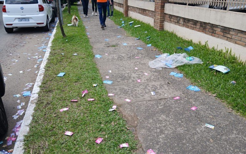 ELEIÇÕES: BM apreende santinhos espalhados em locais de votação de Canoas | abc+