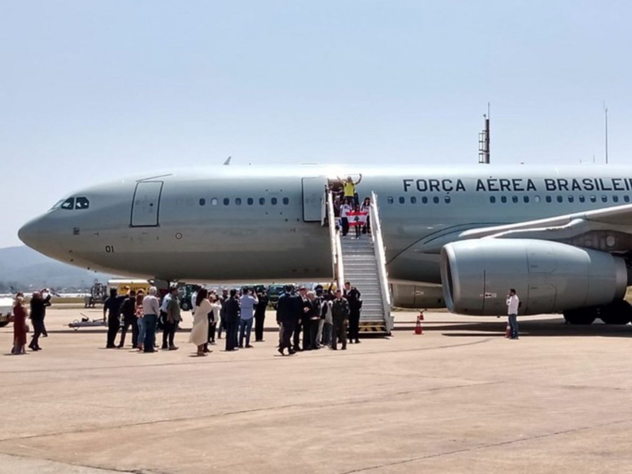 Avião com mais de 200 brasileiros repatriados da guerra no Oriente Médio chega ao País