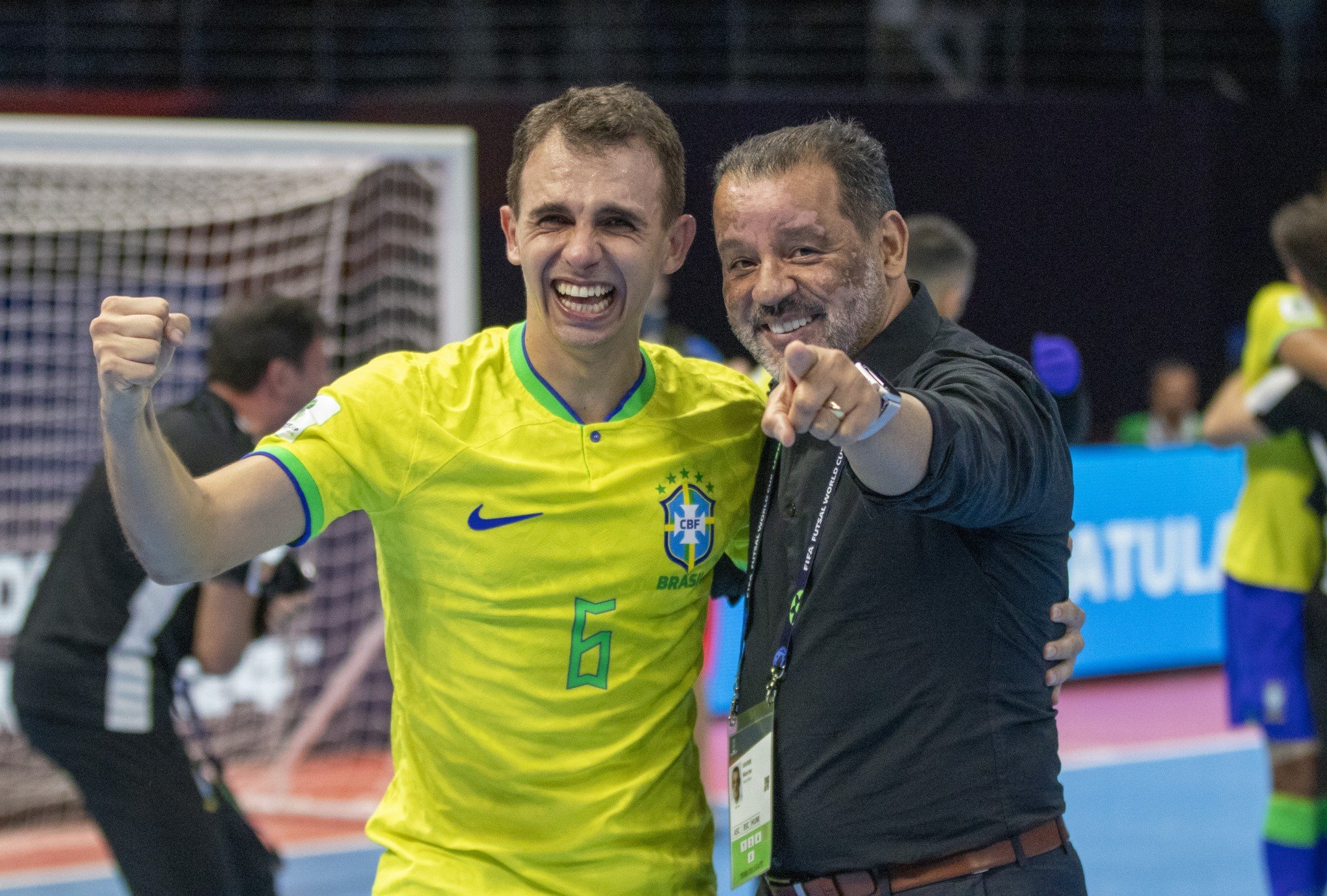 Treinador da seleção brasileira de futsal exalta união e dedica título mundial a ícone do esporte