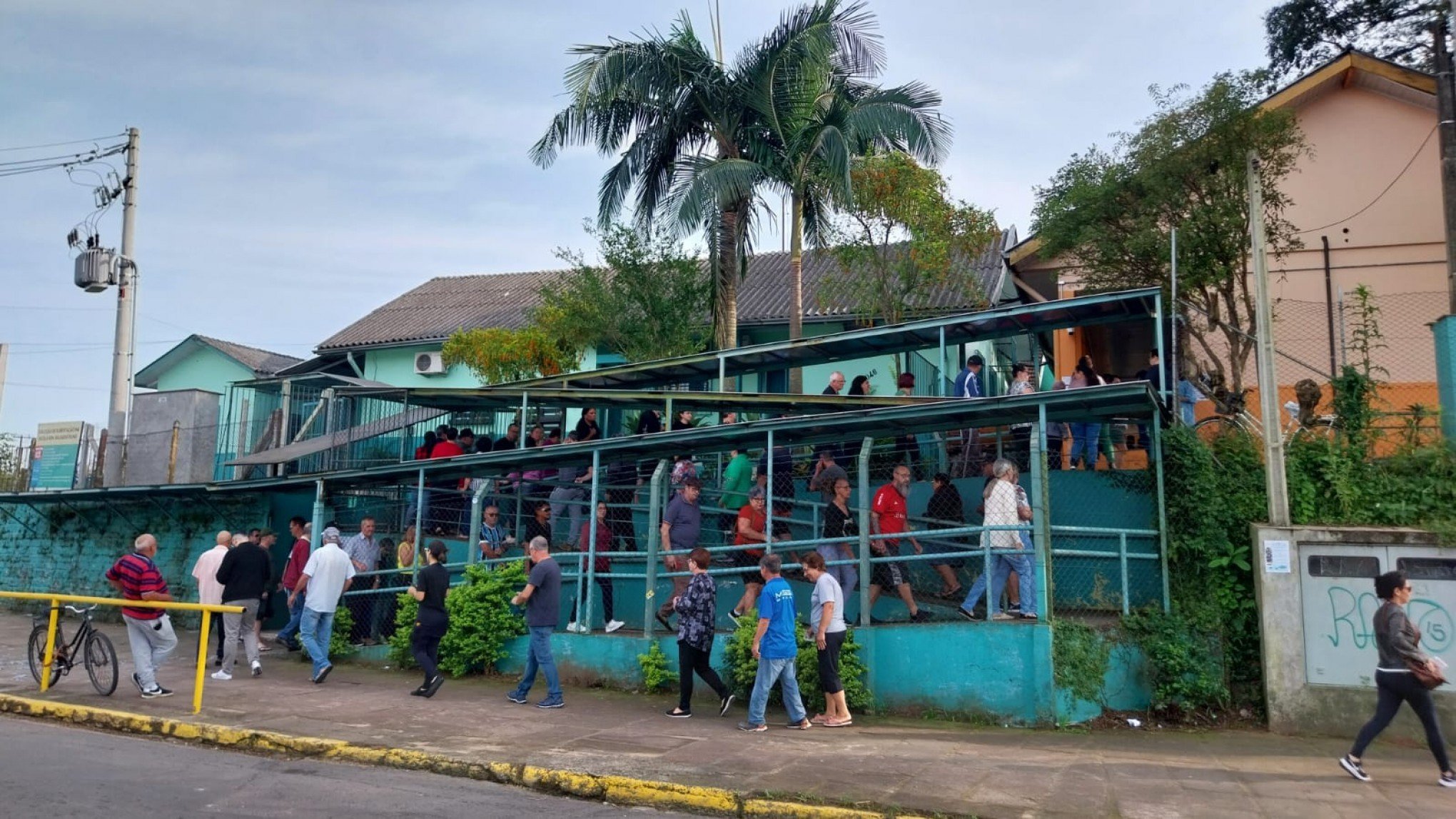 ELEIÇÕES: Longas filas são registradas no início de votação neste domingo