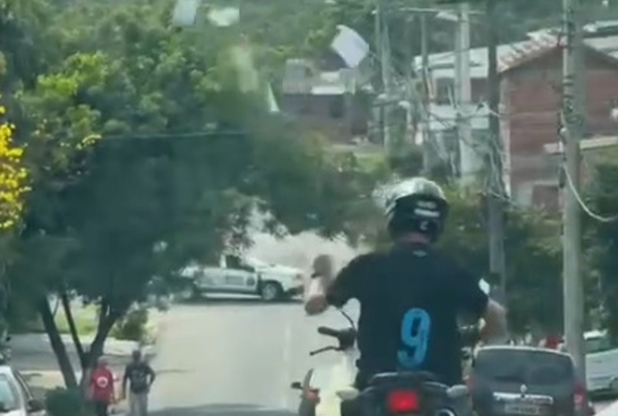 VÍDEO: Motociclista é flagrado jogando santinho em rua próxima a local de votação