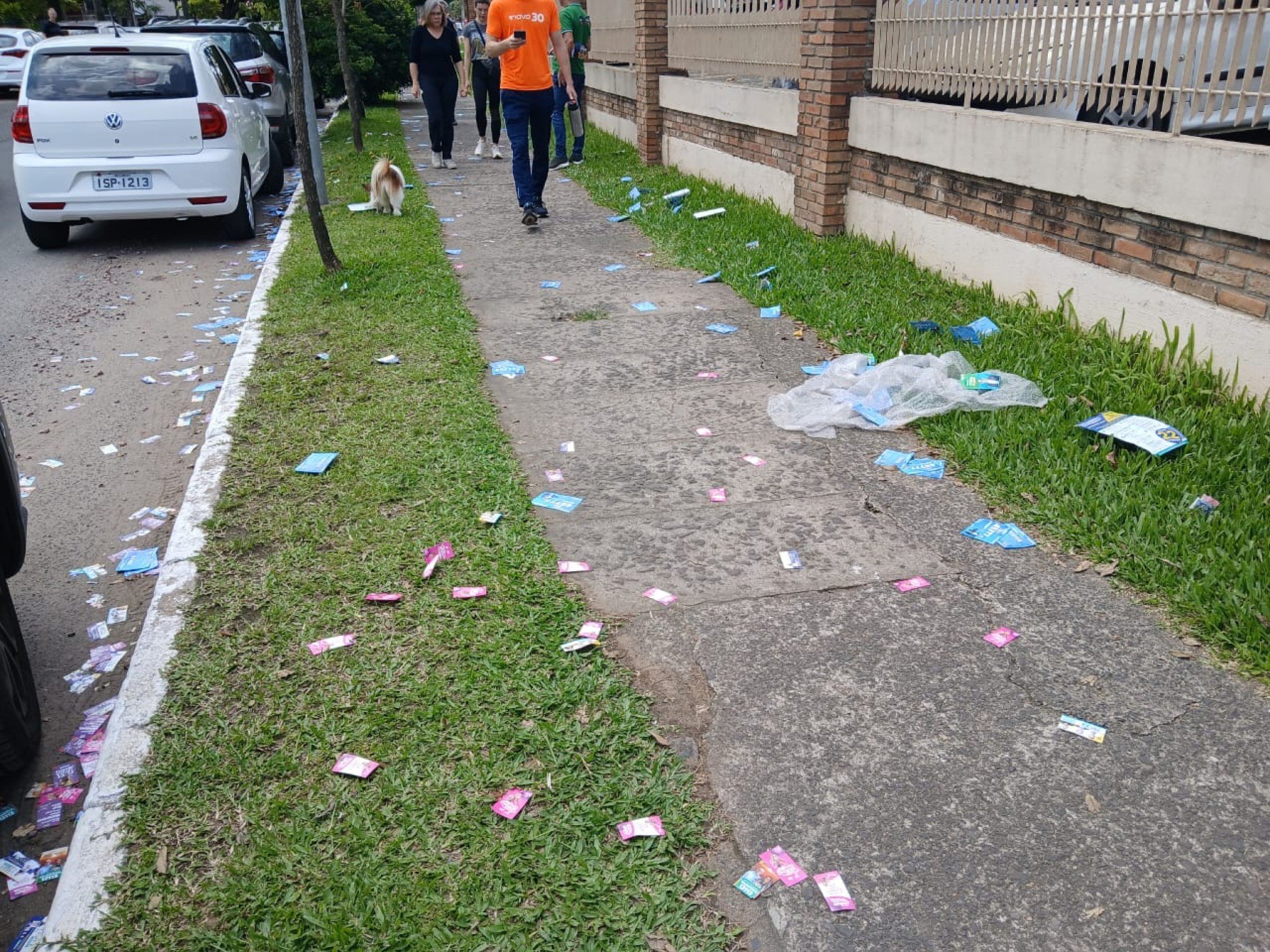 ELEIÇÕES: BM apreende santinhos espalhados em locais de votação de Canoas