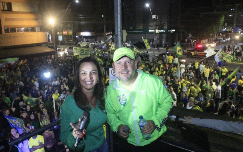 Delegado Heliomar Franco e a vice-prefeita eleita, Regina Caetano, na comemoração da vitória, no Centro leopoldense