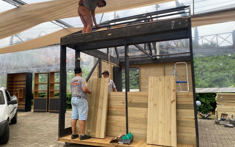 Montagem do Festival de Cultura e Gastronomia de Gramado no lago
