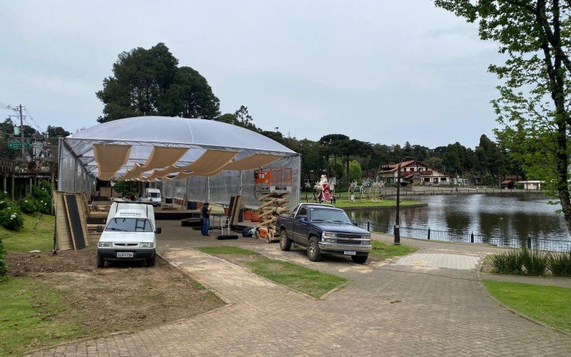 Montagem do Festival de Cultura e Gastronomia de Gramado no lago