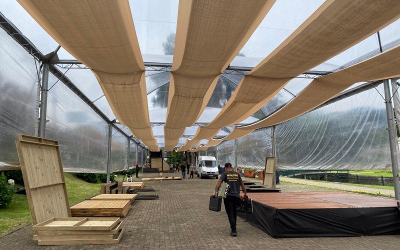 Montagem do Festival de Cultura e Gastronomia de Gramado no lago
