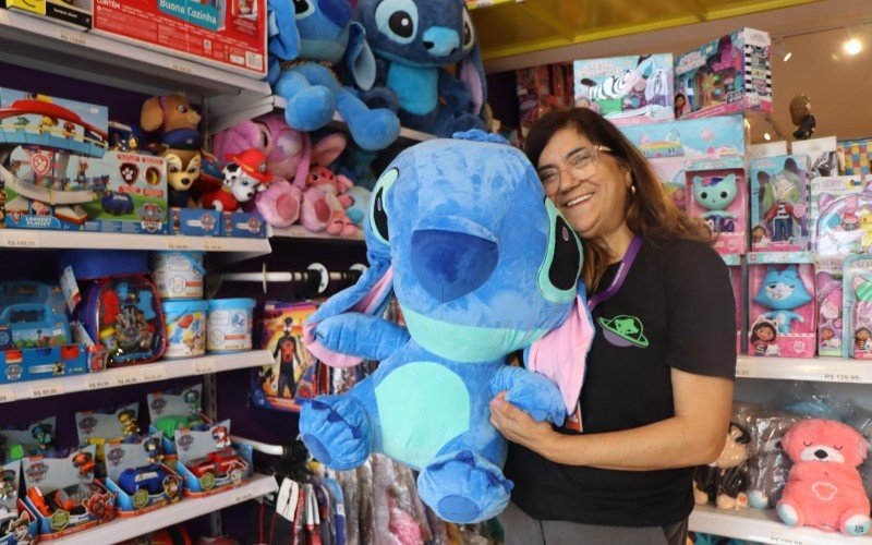  Stitch em pelúcia é um dos artigos favoritos da criançada | abc+