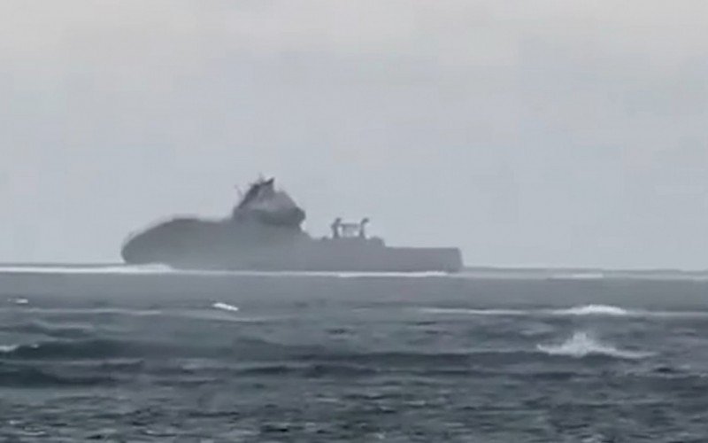 Navio afunda na Oceania com dezenas de pessoas a bordo | abc+