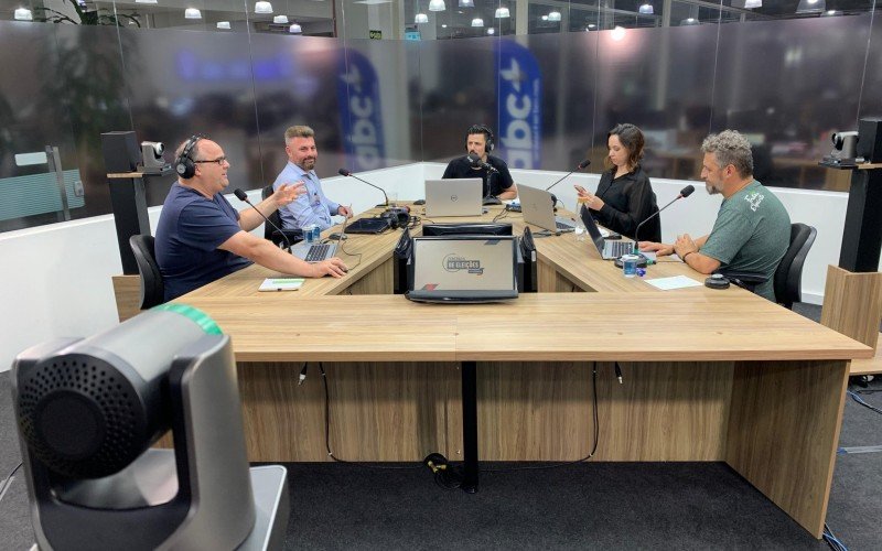 Prefeito eleito Gustavo Finck no estúdio na Rádio ABC 103.3 FM logo após a apuração | abc+