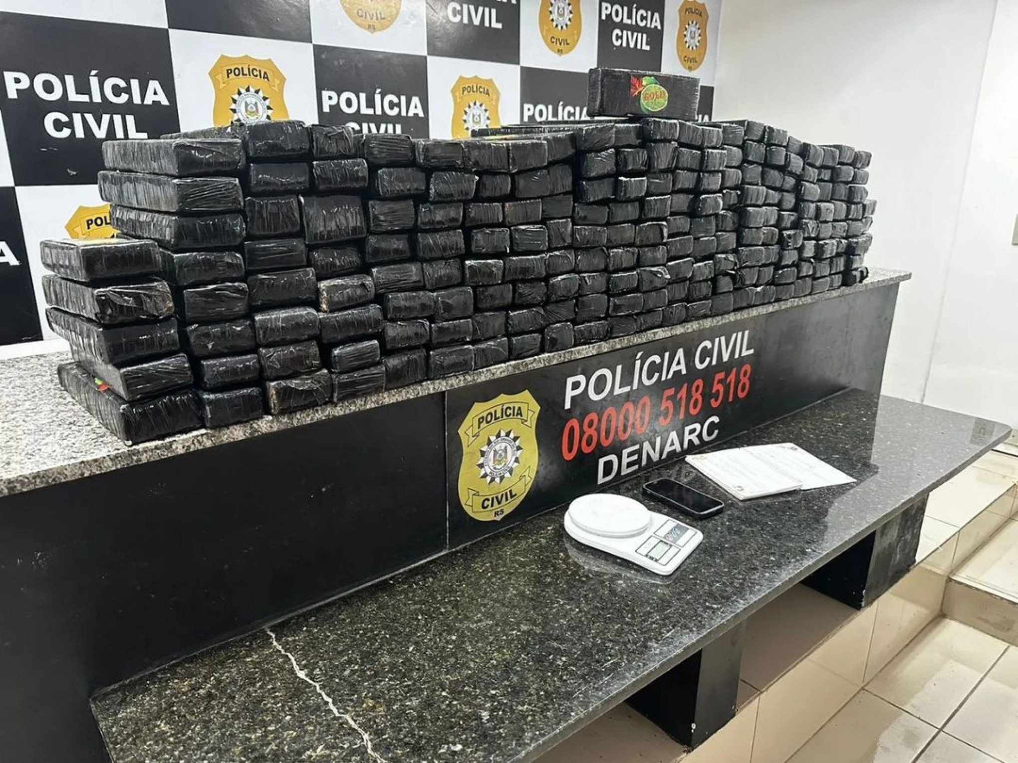 Droga escondida embaixo de banco de carro faz Polícia descobrir depósito de maconha no Vale do Sinos