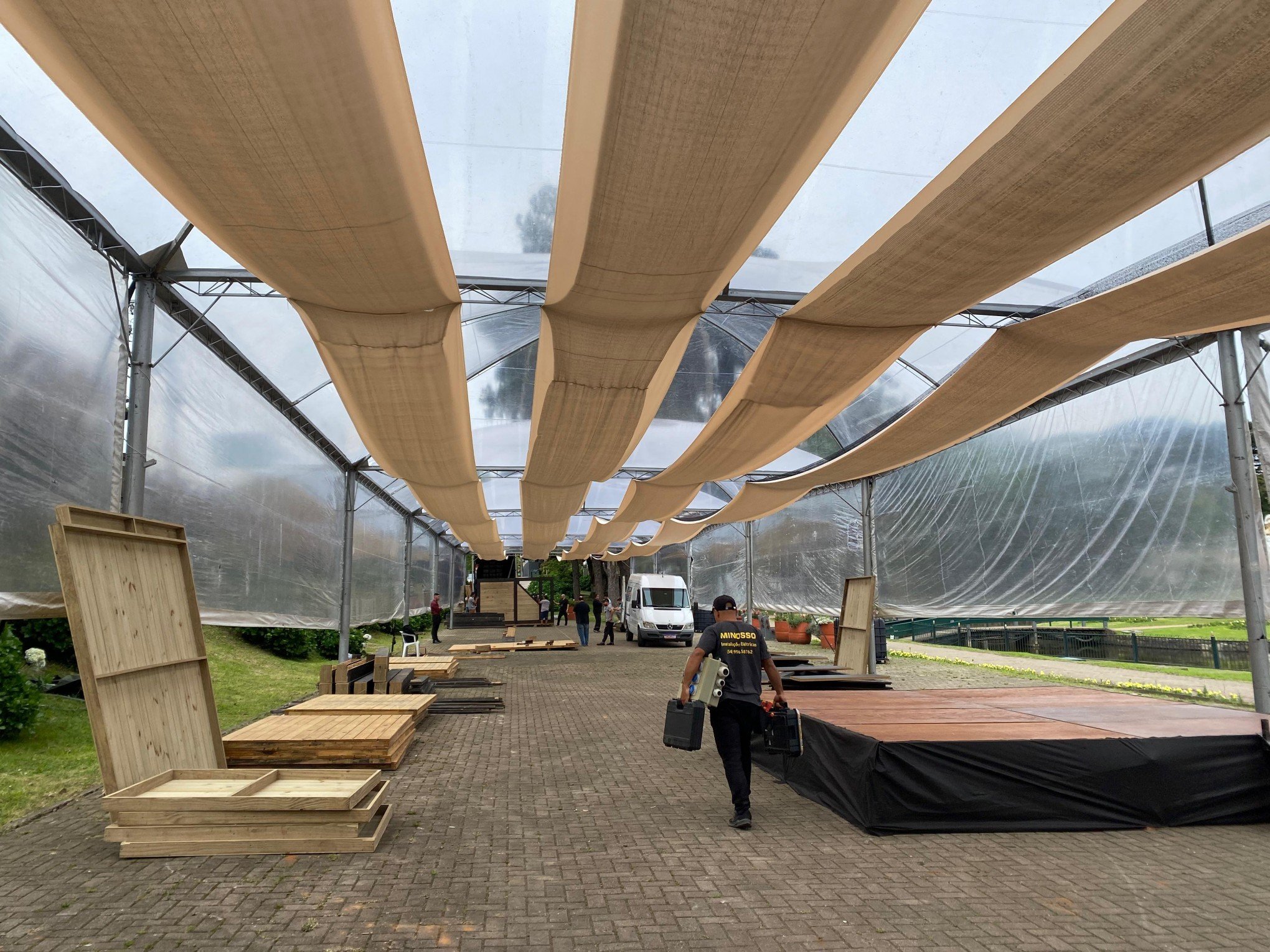FESTIVAL DE GASTRONOMIA: Montagem da estrutura no Lago Joaquina Rita Bier é iniciada