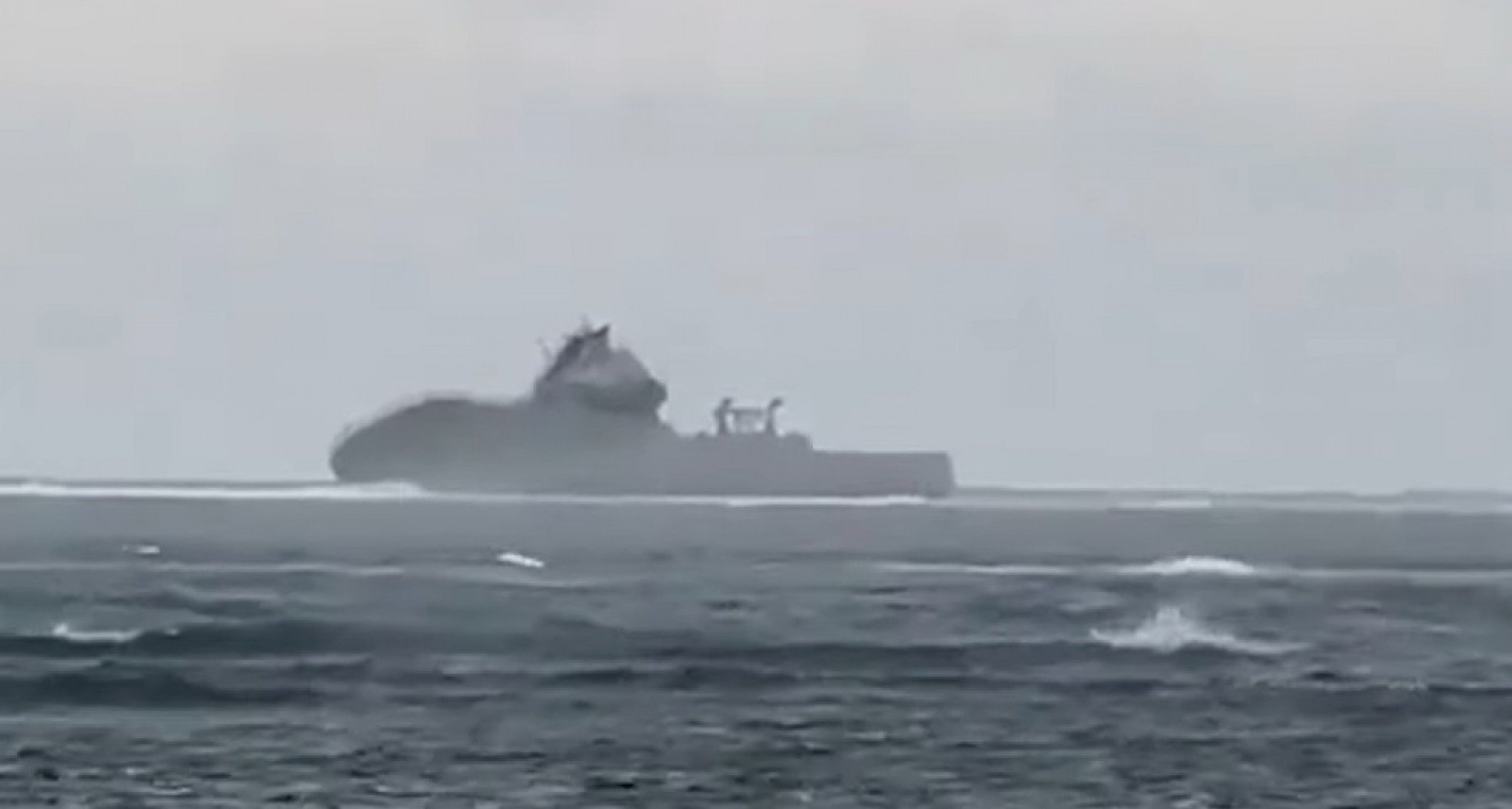 Navio afunda na Oceania com dezenas de pessoas a bordo