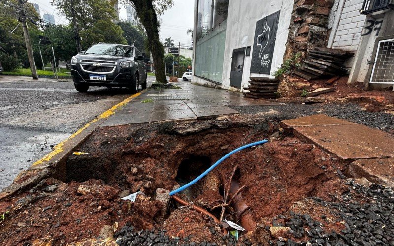 Erosão forma cratera em rua de Novo Hamburgo | abc+