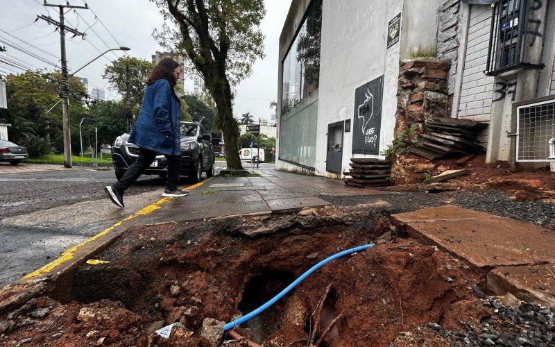 Erosão forma cratera em rua de Novo Hamburgo | abc+