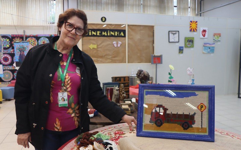 Nina e sua tapeçaria especialmente para a exposição