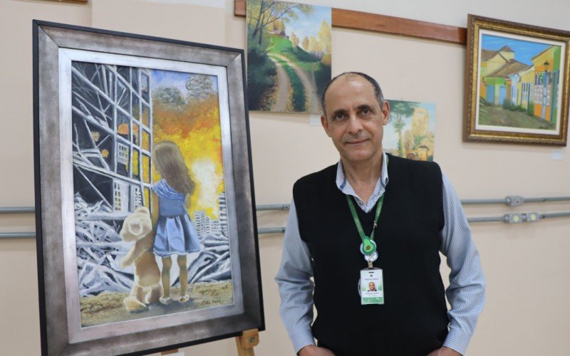 Professor de biologia, Amaury Júnior trouxe várias telas para a exposição